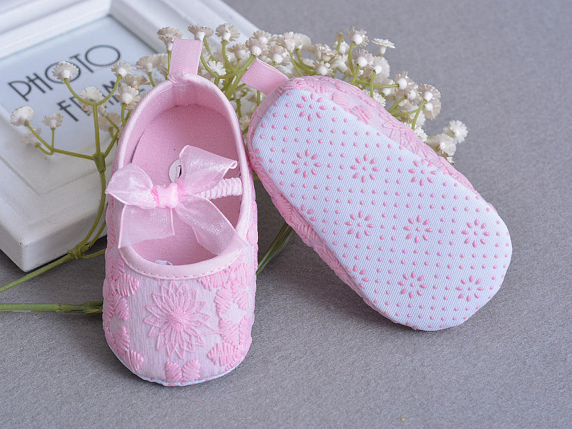 Embroidered lace baby shoes