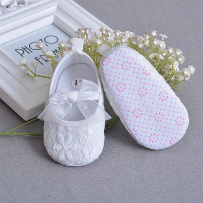 Embroidered lace baby shoes